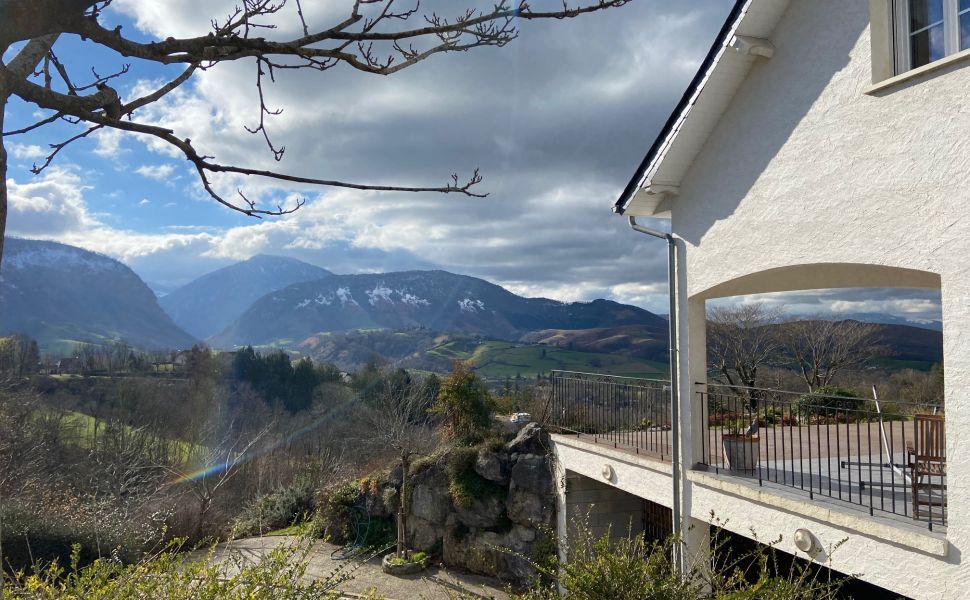  Maison contemporaine avec vues spectaculaires proche d'un village Pyreneen